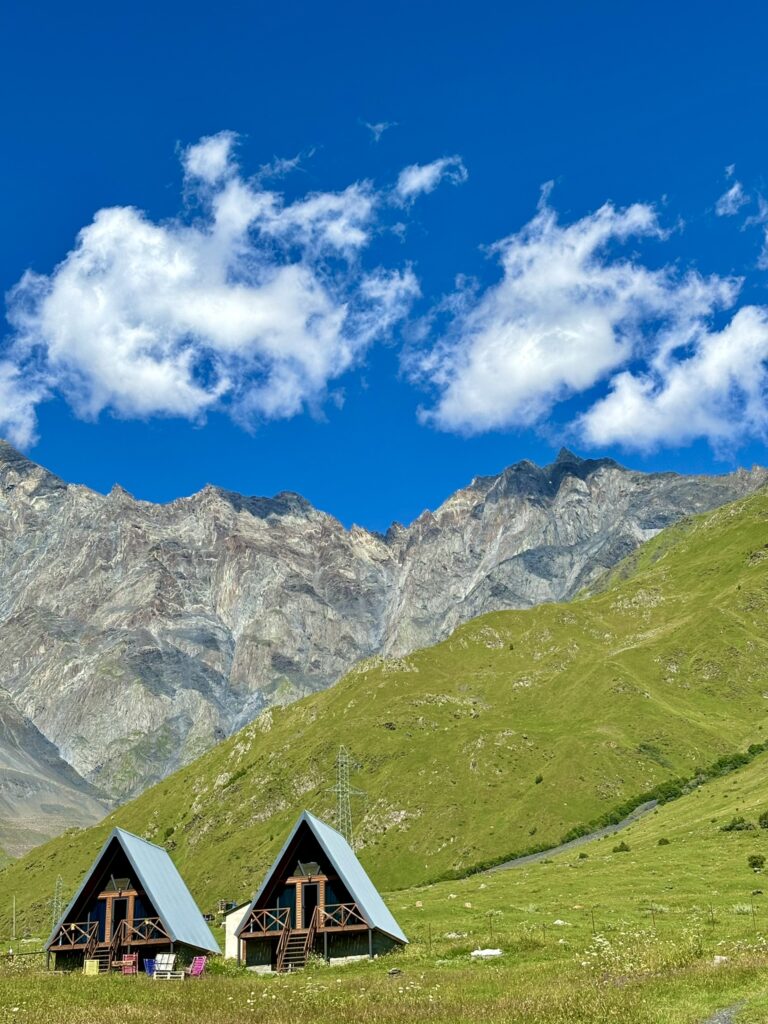 A-huse i bjergene Kazbegi Georgien