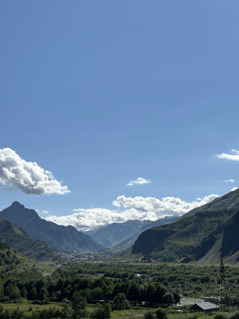 Kazbegi udsigt fra vores hytte Georgien