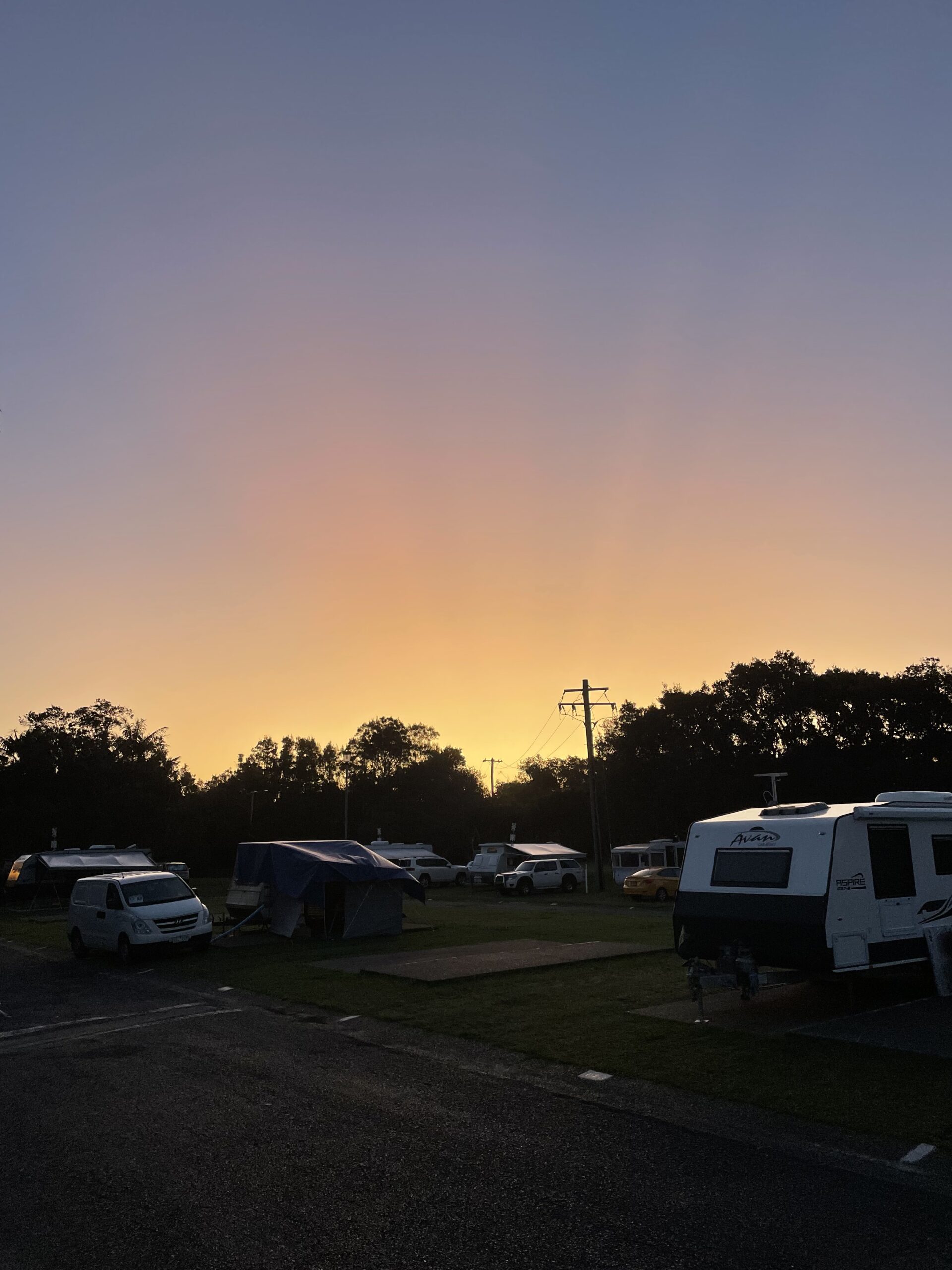 Solnedgang over campingplads Australien