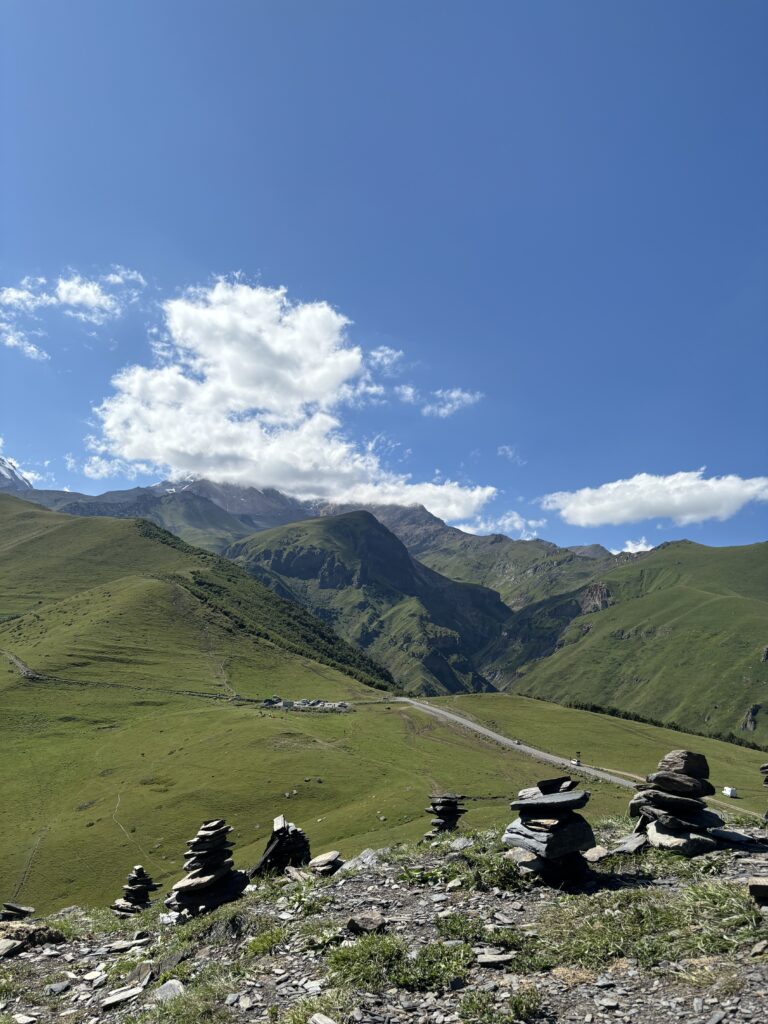 Udsigt fra Gergeti Treenighedskirke Kazbegi Georgien