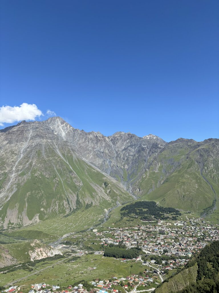 Udsigt fra Gergeti kirken Kazbegi Georgien