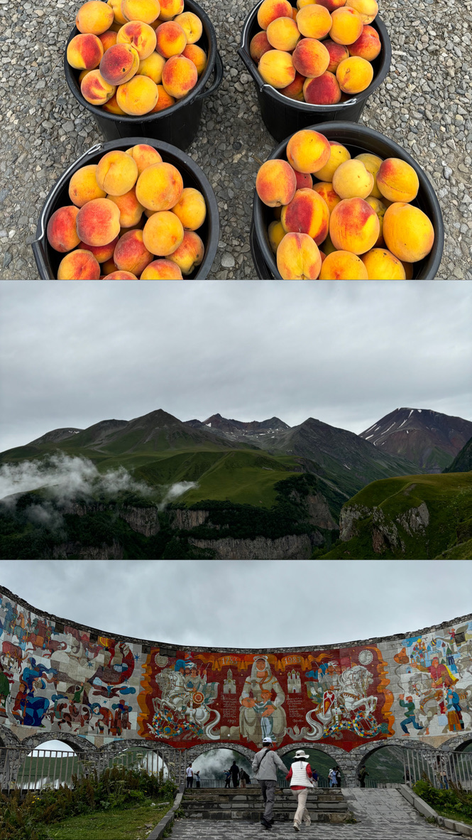 Tre billeder i collage. Øverst er fire spande med ferskener på asfalt. Midten er bjerge med lidt skyer foran. Nederst er Georgia-Russia Friendship Monument. Georgien