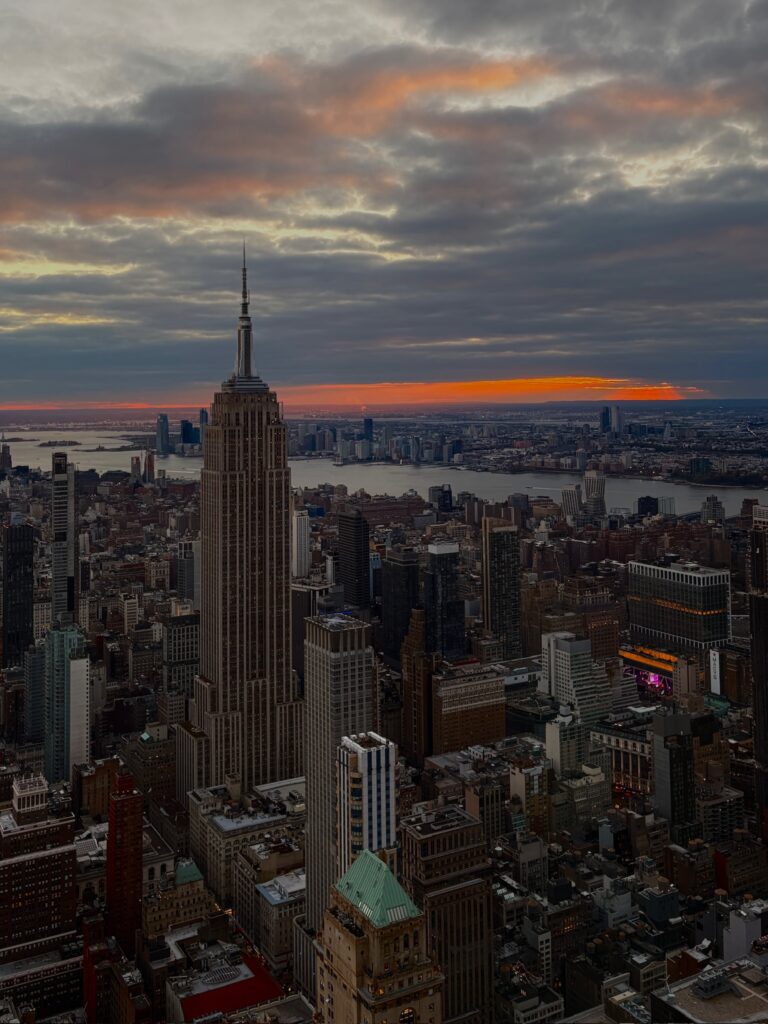 Oversigt over byen med solnedgang i baggrunden New York City, USA