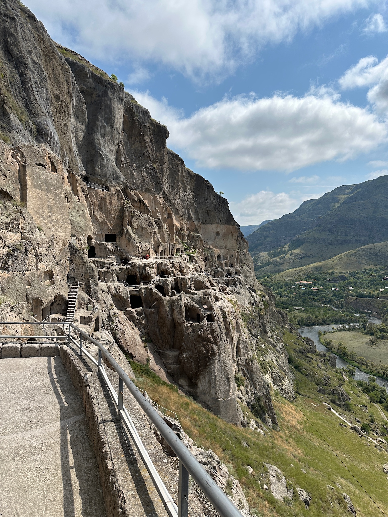 Vardzia hulebyen set fra siden, Georgien