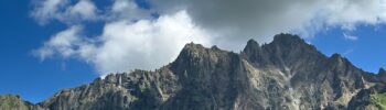 Bjerge i Georgien med blå himmel med skyer