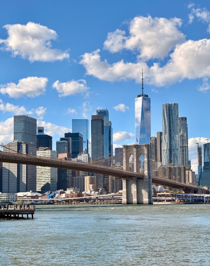 Brooklyn Bridge med skyskrabere i baggrunden, New York City, USA