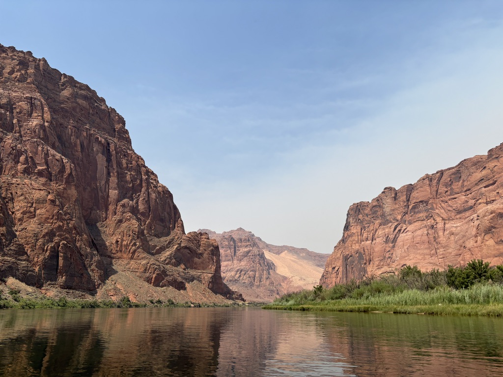 Vand, bjerge og grønt græs Colorado River, USA