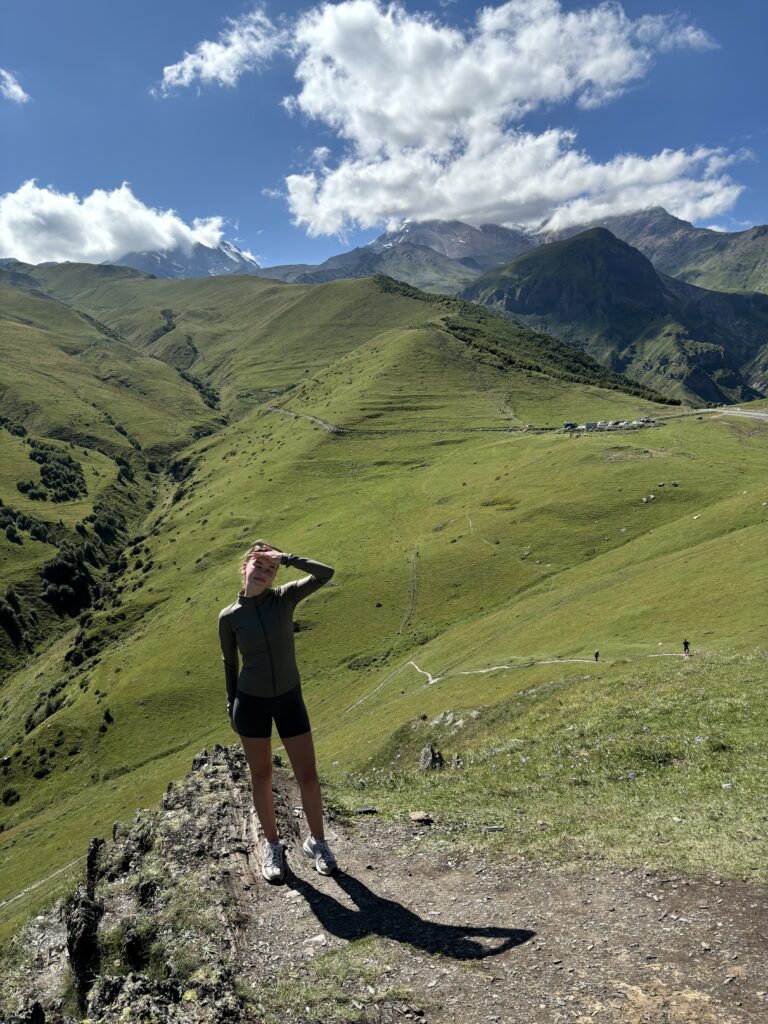 Armenien kvinde står med hånden i panden med bjerge i baggrunden