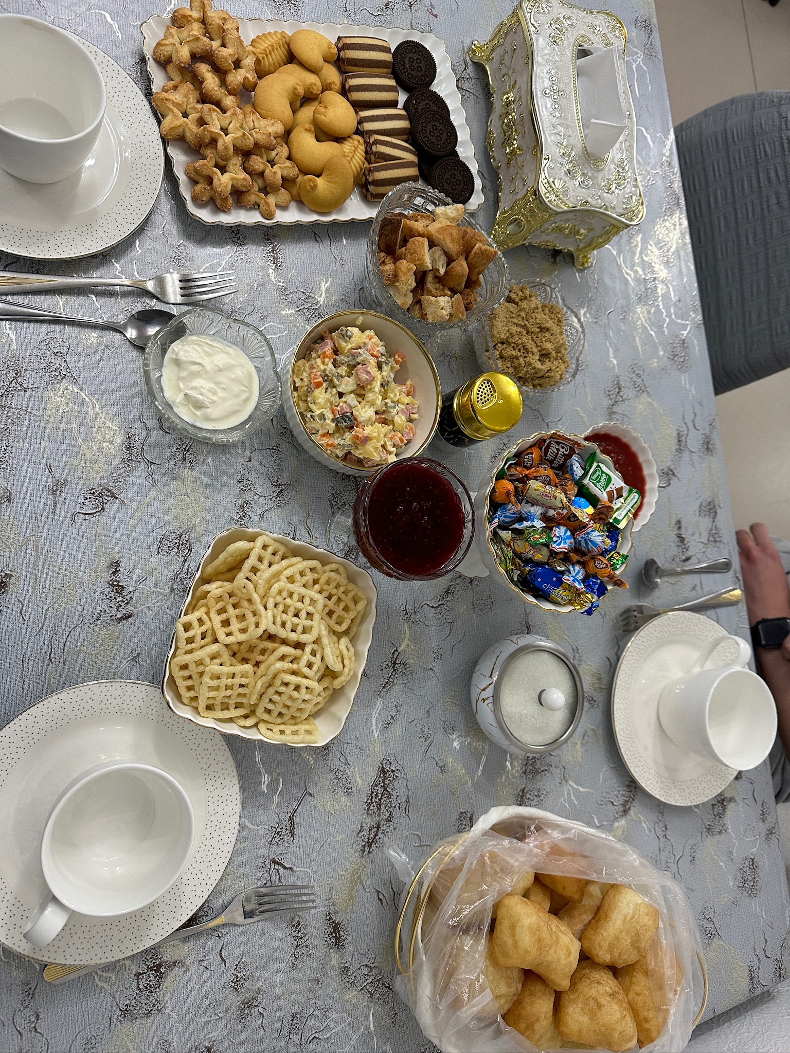 Traditionelle te-snacks med brød, småkager, søde sager og lokale specialiteter fra Centralasien