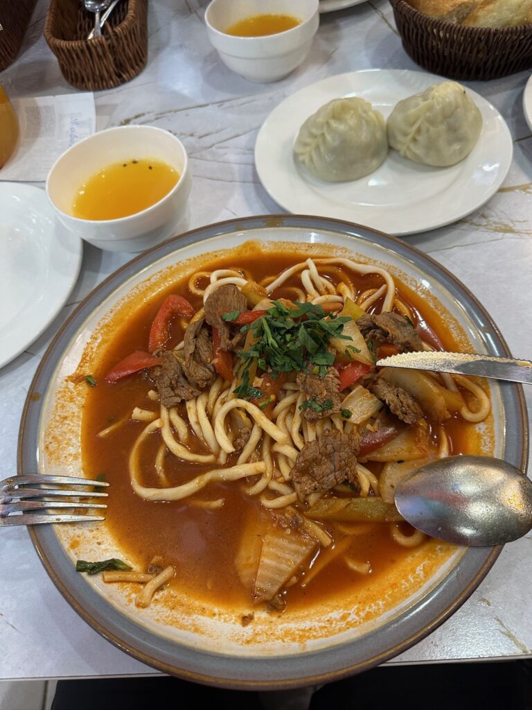 Manti og laghman er blandt de mest populære retter i Centralasien og serveres overalt fra lokale spisesteder til traditionelle bazaarer i Kasakhstan, Kirgisistan, Turkmenistan, Tadsjikistan og Usbekistan.
