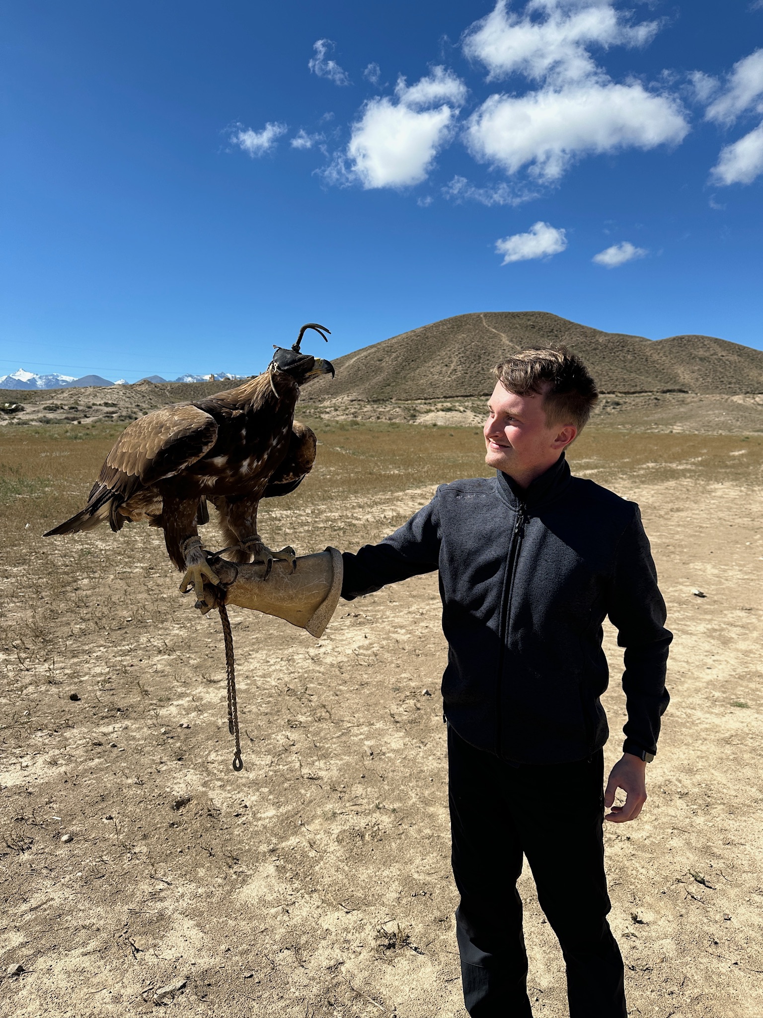 Victor Skade fra Vores Verdenshjørner med en ørn på armen under en oplevelse med nomadekultur i Kasakhstan