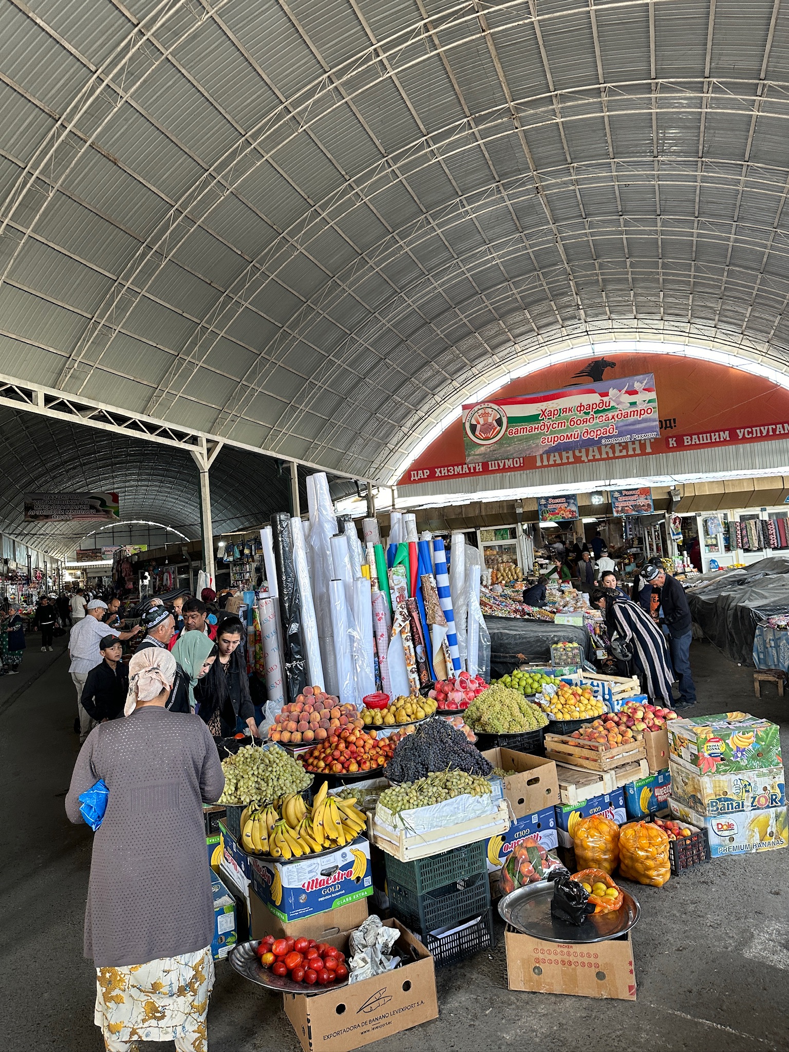 Farverig bazaar med frugt i Centralasien.
