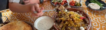 Traditionel mad i Centralasien med plov, friskbagt brød og lokale specialiteter