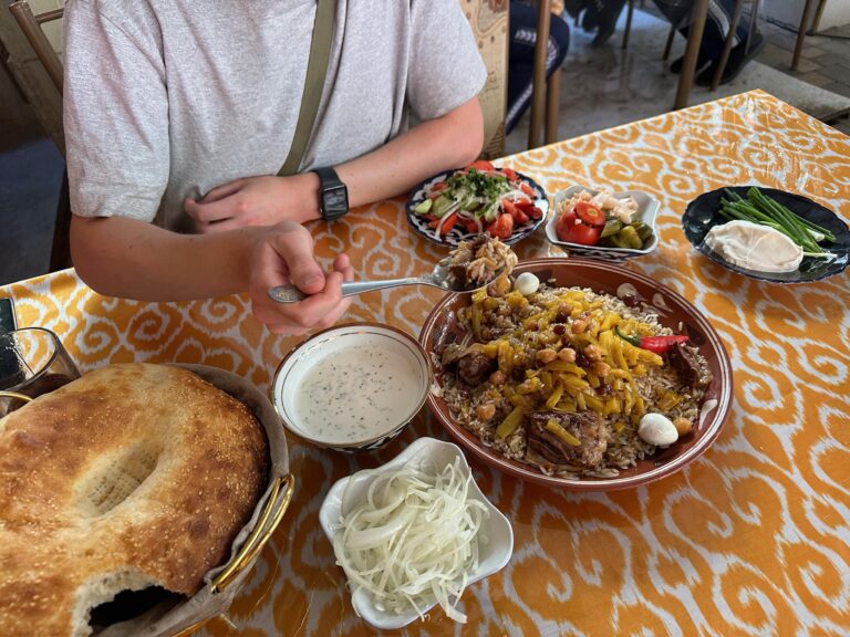 Traditionel mad i Centralasien med plov, friskbagt brød og lokale specialiteter