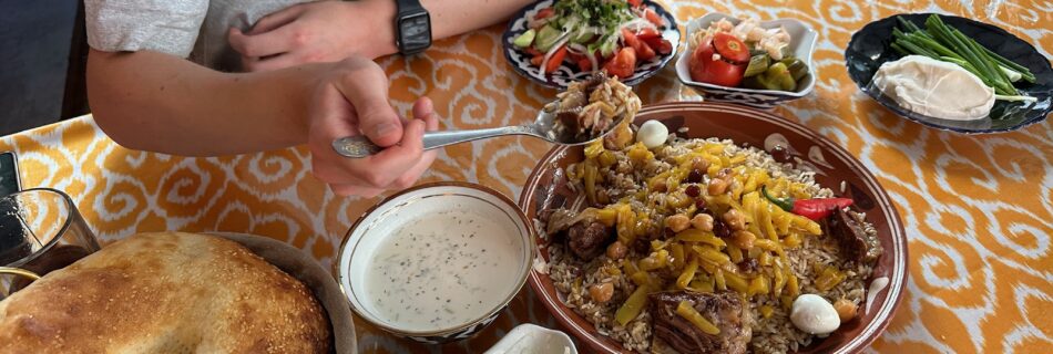 Traditionel mad i Centralasien med plov, friskbagt brød og lokale specialiteter